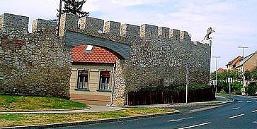 Rést ütnek a középkori városfalon Rést ütnek a középkori városfalon