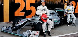 Megérkezett a Mercedes ezüstnyila Megérkezett a Mercedes ezüstnyila