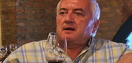 Havas Henrik nyakig adósságban