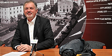 Elárverezi a Szilitől kapott sátrat Elárverezi a Szilitől kapott sátrat