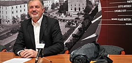 Elárverezi a Szilitől kapott sátrat Elárverezi a Szilitől kapott sátrat