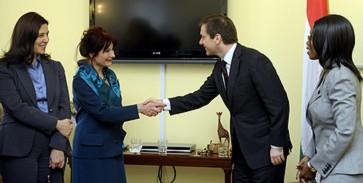 Bajnai köszöntötte a nagykövetnőket Bajnai köszöntötte a nagykövetnőket