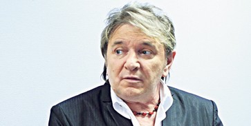 Kislányáért küzd Komár László Kislányáért küzd Komár László