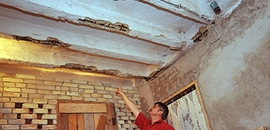 Dúcolás a Pollack udvari épületénél