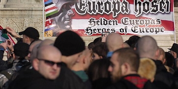 Ellentüntetők fogadták a skinheadeket
