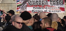 Ellentüntetők fogadták a skinheadeket