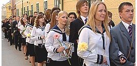 Indul a nyár: elballagtak a pécsi gimnazisták is