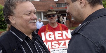 A Tüzérben tüntettek Komáromiék A Tüzérben tüntettek Komáromiék