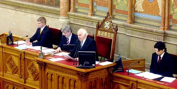 Csak méltón, méltóságos uraim Csak méltón, méltóságos uraim