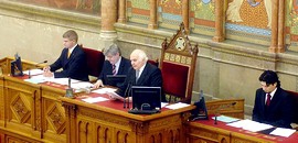 Csak méltón, méltóságos uraim