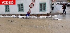 Vízözön: lezárták az Ágoston teret Vízözön: lezárták az Ágoston teret