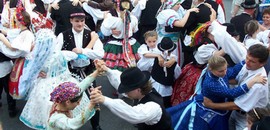 Pünkösdölő a Sétatéren Pünkösdölő a Sétatéren