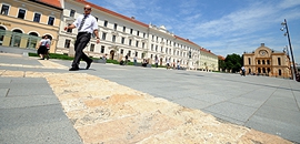 Veszélyes a mészkőcsík az új téren Veszélyes a mészkőcsík az új téren