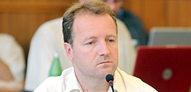 A civilek a pályán maradnak?