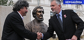 Leleplezték Széchenyi szobrát Leleplezték Széchenyi szobrát