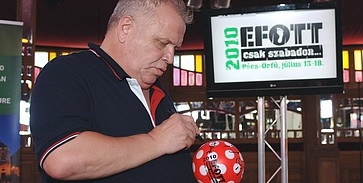 Tibi bácsi retrózik Tibi bácsi retrózik