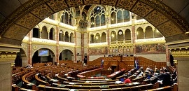 Hétfőtől már nem csak duma