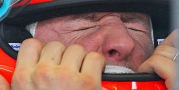 Saját szobrát rombolja Schumacher Saját szobrát rombolja Schumacher