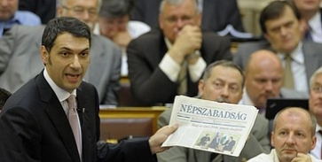 A parlamenti frakció kormányoz A parlamenti frakció kormányoz
