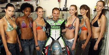 Bikinis motorosok szédítették Talmát Bikinis motorosok szédítették Talmát