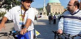 Pécsett a kerékpáros békenagykövet Pécsett a kerékpáros békenagykövet