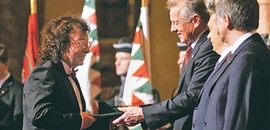 Demjént meglepte a középkereszt Demjént meglepte a középkereszt