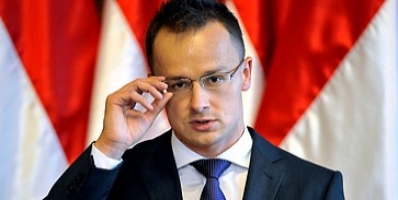 Az kiabál, akinek a háza ég? Az kiabál, akinek a háza ég?