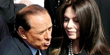Berlusconi egy tinivel is kikezdett? Berlusconi egy tinivel is kikezdett?