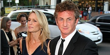 Sean Penn modellel vigasztalódik Sean Penn modellel vigasztalódik