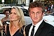 Sean Penn modellel vigasztalódik Sean Penn modellel vigasztalódik