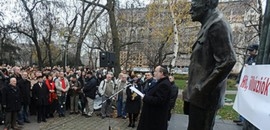 Demonstráció Károlyi védelmében Demonstráció Károlyi védelmében