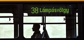 Nem jön a busz, anyáznak az utasok Nem jön a busz, anyáznak az utasok