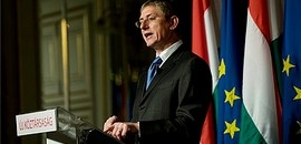 Rendszerdúlás, porba omlás van