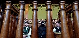 Budaházy rács mögött marad