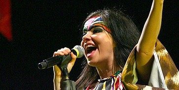 Björk politikai botrányt kavart Björk politikai botrányt kavart
