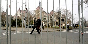 Kordonokkal zárták le a Kossuth teret Kordonokkal zárták le a Kossuth teret