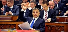 Fölényesen vezet, de gyengül Fölényesen vezet, de gyengül