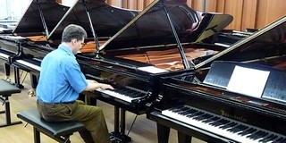 Kipróbálták az új pécsi zongorát, mely a Kodály Központba kerül