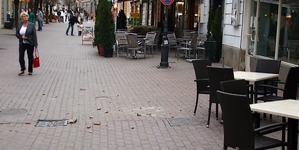 Hullottak a cserepek: 60 kilométer/órás szél a Király utcában, kedden mérséklődik Hullottak a cserepek: 60 kilométer/órás szél a Király utcában, kedden mérséklődik