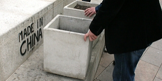 Rongálás a Széchenyi téren: MADE IN CHINA-felirat a déli lépcsőn Rongálás a Széchenyi téren: MADE IN CHINA-felirat a déli lépcsőn