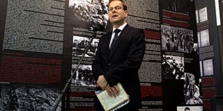 Navracsics: Katyn a kommunizmus barbarizmusát jelenti