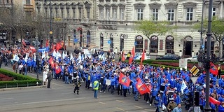 Füstbombákat dobáltak és Orbán Viktor lemondását követelték Füstbombákat dobáltak és Orbán Viktor lemondását követelték