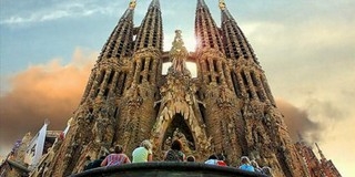 Kigyulladt a barcelonai Sagrada Familia Kigyulladt a barcelonai Sagrada Familia