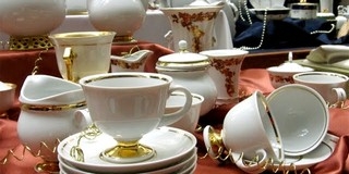 Kirámolták a vitrint: 400 ezres értékben vittek el porcelánt Kirámolták a vitrint: 400 ezres értékben vittek el porcelánt