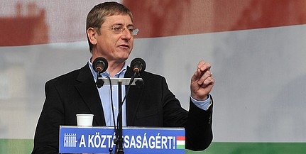 Gyurcsány adakozik a gyöngyöspatai cigányoknak Gyurcsány adakozik a gyöngyöspatai cigányoknak