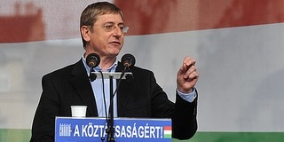 Gyurcsány adakozik a gyöngyöspatai cigányoknak Gyurcsány adakozik a gyöngyöspatai cigányoknak