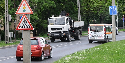 A tiltás ellenére is teherautók dübörögnek át Kertvároson A tiltás ellenére is teherautók dübörögnek át Kertvároson