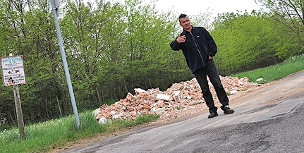 Bekerítené telkét, de a város egy út miatt nem ad rá engedélyt Bekerítené telkét, de a város egy út miatt nem ad rá engedélyt