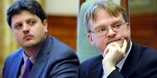 Pécsi összecsapás a Fidesz és az MSZP között az alkotmányról Pécsi összecsapás a Fidesz és az MSZP között az alkotmányról