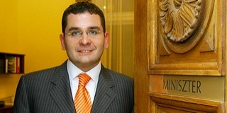 Kókát inzultálták a bíróság folyosóján, 